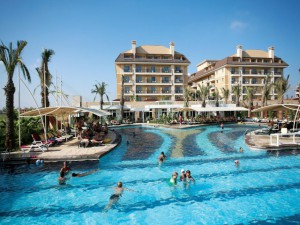 pool_view_at_crystal_family_resort_and_spa_in_belek_antalya_turkey__200_04042011_112627.jpg